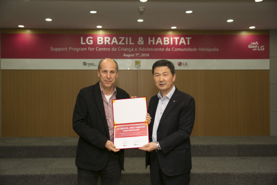 변창범 LG전자 중남미지역대표 겸 브라질법인장 부사장(오른쪽)과 마리오 비에라 해비타트 브라질 사무총장이 기념사진을 찍고 있다.  LG전자 제공